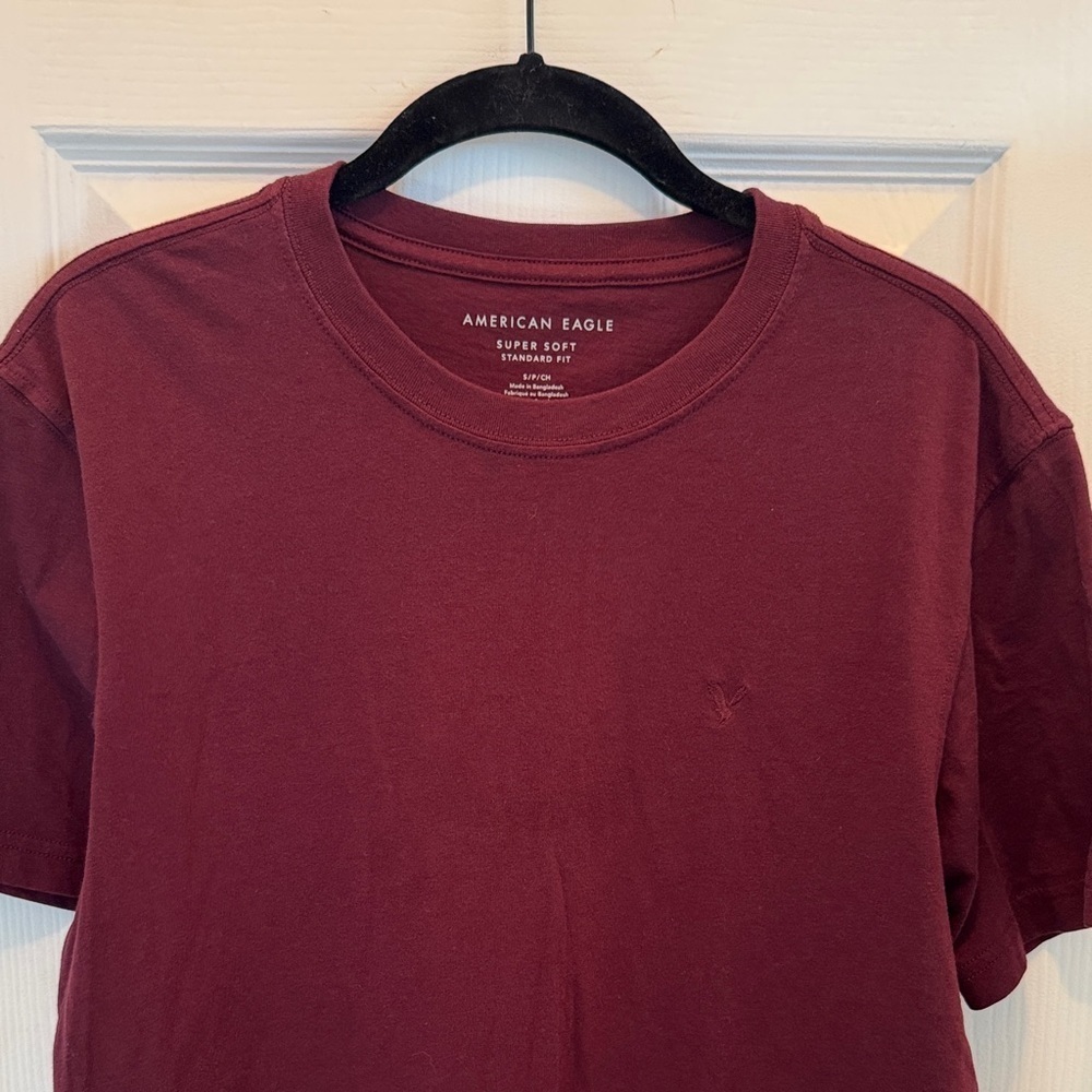 American Eagle Outfitters Men's Burgundy Tee - Picture 3 of 5